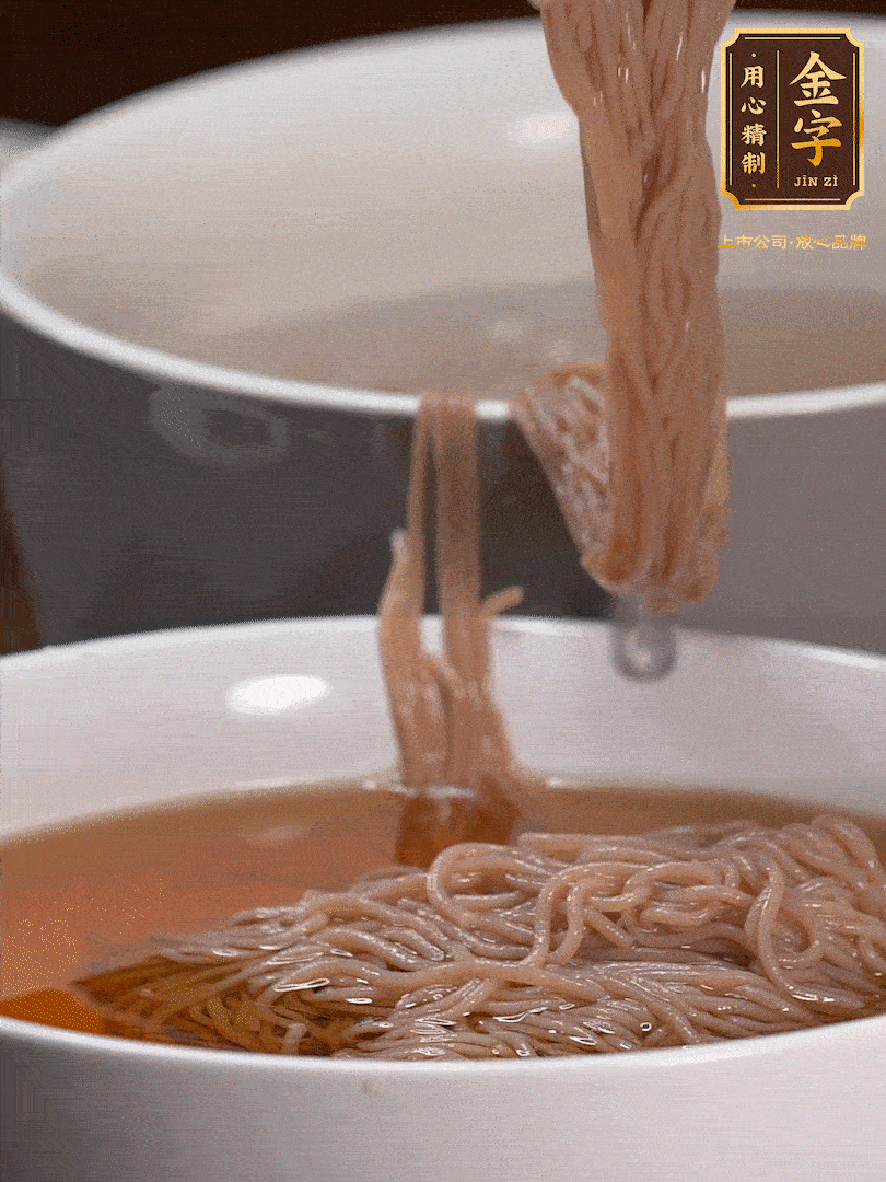 蘋(píng)果醋，一點(diǎn)鹽、糖、醬油，兌入涼白開(kāi)水調(diào)成簡(jiǎn)易冷面湯，放水箱冷藏