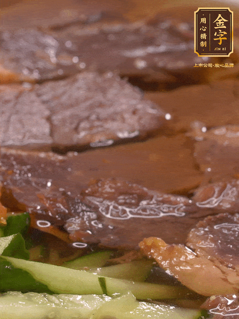 養(yǎng)麥冷面，涼水中清洗浸泡5分鐘，沸水中煮3分鐘，涼水漂洗沖涼