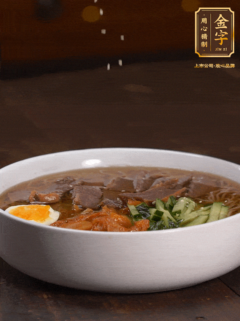 放入冰涼的冷面湯碼上黃瓜絲、泡菜、牛肉、雞蛋，撒點(diǎn)白芝麻