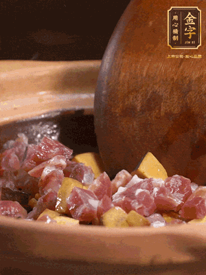 熱油下蒜片，倒入香腸丁、牛肝菌丁翻炒出香味