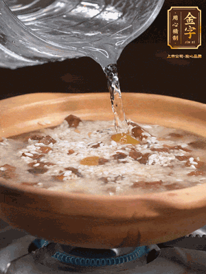 再倒入泡了30分鐘的大米翻拌均勻，加水稍微沒過（米水比例1:1），中火燜煮，到冒大泡，大致5分鐘