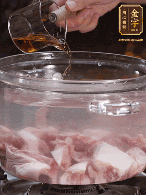 老鴨切塊，鍋里水煮開，鴨肉加姜片、料酒焯水