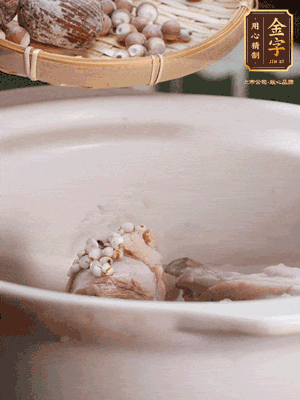 焯好水洗凈的鴨肉、薏米、芡實(shí)、蜜棗+適量水煲1小時(shí)