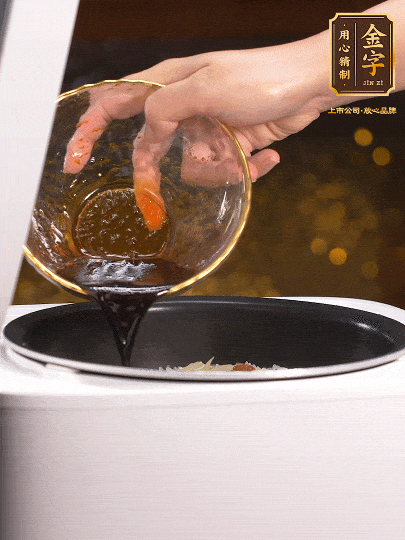 煮好后，淋上醬汁：2勺生抽、1勺老抽、1勺蠔油、半勺白糖、半勺香油、1勺水