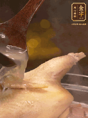 大火燒開后，撇去浮沫。轉小火燉2個小時