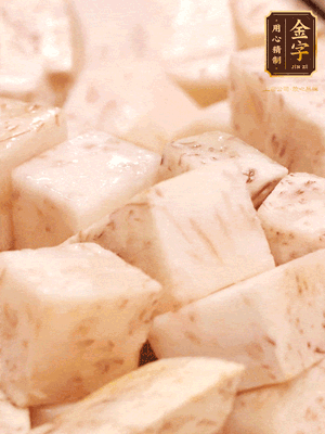 鍋上火下足油，將芋頭炸金黃色至熟