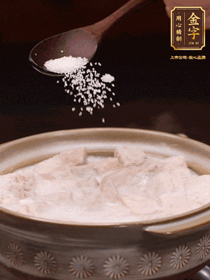 大火后改小火炆8分鐘左右，再加味精、精鹽，繼續(xù)炆至芋頭入味