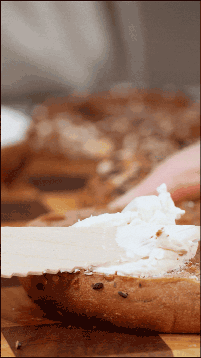 貝果在烤箱中180度復(fù)烤5分鐘，涂上芝士