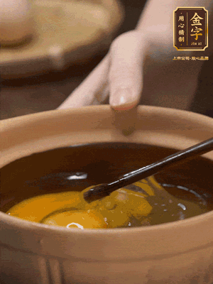 雞蛋打入砂鍋，充分打勻，1.5倍的溫水加一勺鹽，倒入蛋液中，攪拌均勻后用勺子舀去表面浮沫