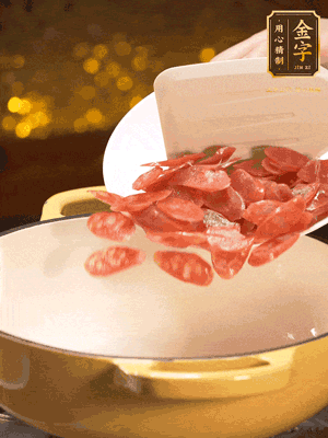 鍋里放油，香腸煸炒出多余的油脂，然后放小米辣