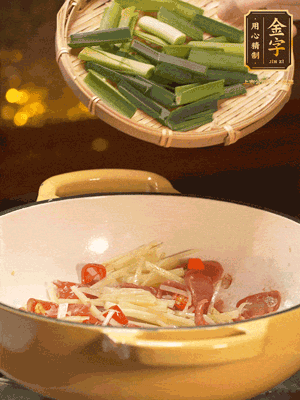 接著放蒜葉，來一點鹽，一點醬油調(diào)味翻勻