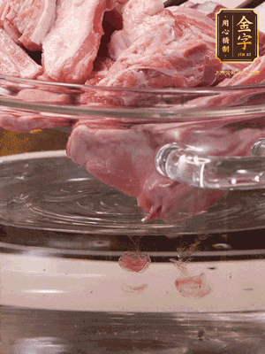 羊排清水洗凈，冷水浸泡30分鐘-2個(gè)小時(shí)，去除血沫。冷水下鍋，小火加熱析出血水后洗凈備用