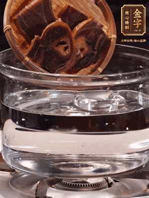 火腿蹄片，冷水下鍋，加蔥姜、料酒焯水