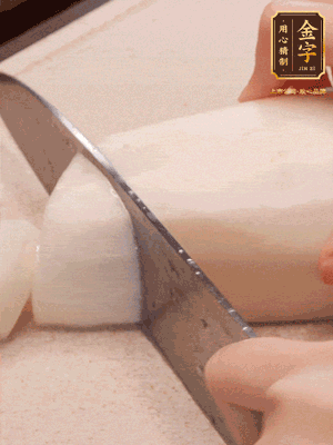 蘿卜削皮，切成滾刀塊