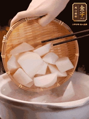 大火煮開后，轉(zhuǎn)中小火燉40分鐘，挑出蔥結(jié)，再下蘿卜燉20分鐘