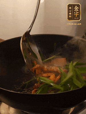 黃豆醬、鹽、糖調(diào)味，淋一圈花雕酒，蒜白先下，蒜葉后下