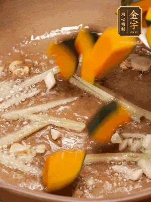 砂鍋倒一層底油，蒜粒、姜絲炒香后，再下南瓜翻炒30秒