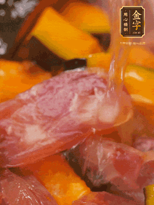 下香腸，倒沒過南瓜的水，加1/2勺鹽、1/2勺白糖、1勺蠔油燜8分鐘