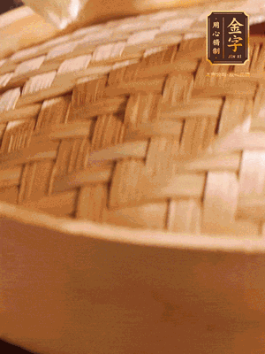 將香腸、醬油肉、臘肉放入蒸容蒸20分鐘