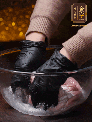 豬肚放入面粉、鹽、白酒，反復(fù)揉搓（重復(fù)3遍），洗掉表面的黏液。再把豬肚翻過(guò)來(lái)，剪去油脂，一樣反復(fù)揉搓干凈