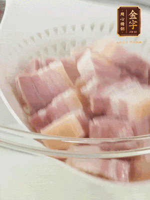 金字淡咸肉、排骨分別加料酒、蔥、姜冷水下鍋焯水，水開(kāi)撇去浮沫撈出。