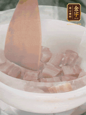 砂鍋內(nèi)咸肉微微煸出香味，再倒入開(kāi)水。放排骨滾開(kāi)后轉(zhuǎn)中小火篤30分鐘。（水盡量一次加足，以免中途加水沖淡鮮味。這一步是湯底濃白的關(guān)鍵）