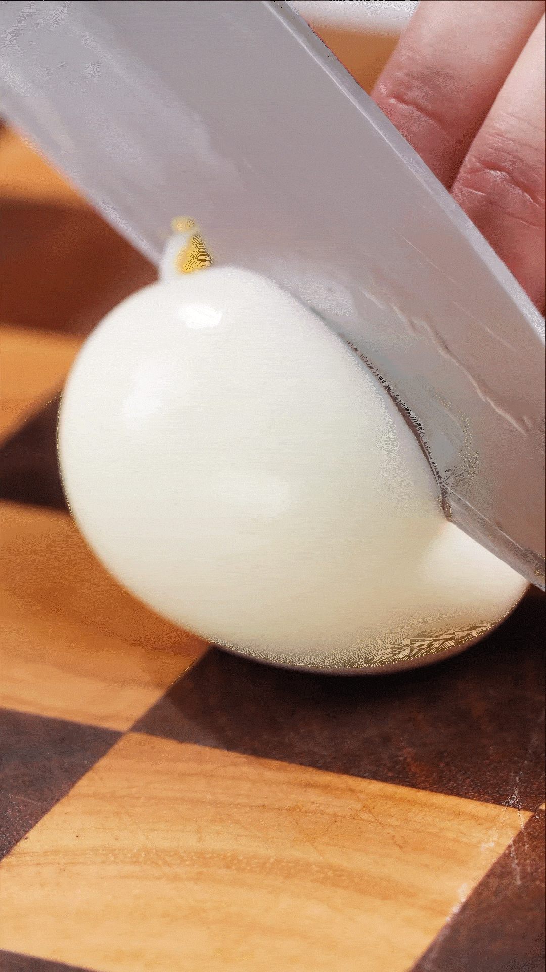 雞蛋煮熟，改刀備用