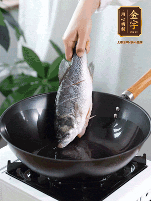 熱油，加1大勺豬油、姜片，再下鱸魚，煎至定型后翻面。（加點(diǎn)豬油，燉出的魚湯更容易變?yōu)榍逅哪贪咨?。?>
					</div>
					<span>步驟 3/6</span>
					<p>熱油，加1大勺豬油、姜片，再下鱸魚，煎至定型后翻面。（加點(diǎn)豬油，燉出的魚湯更容易變?yōu)榍逅哪贪咨＃?/p>
				</li><li>
					<div   id=