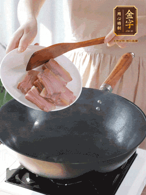 豬油熱鍋，下咸肉煸香，再下蔥姜提鮮