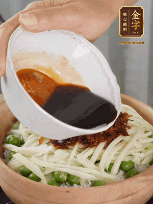 繼續(xù)小火燜3分鐘，淋上XO醬攪拌均勻。
