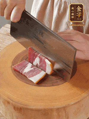 金字火腿切片，溫水浸泡5分鐘。