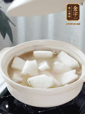 最后下冬瓜繼續(xù)燉煮10分鐘，撒上蔥花點(diǎn)綴。