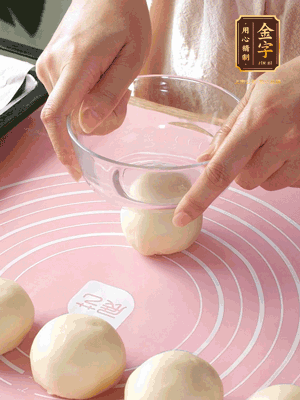 按扁后搟成圓形面皮。餡料放在面皮中心，把餡料包緊，捏緊收口