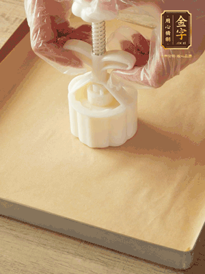 取一個(gè)面團(tuán)，捏扁，中間厚，四周薄?；⒖谕贤?，直到收口，把餅胚放入模具里，壓2-3下