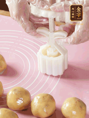 收緊虎口搓圓，裹上一層面粉，放入模具壓一壓