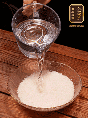 大米提前浸泡30分鐘。干香菇泡發(fā)切成條；蝦米提前浸泡2小時