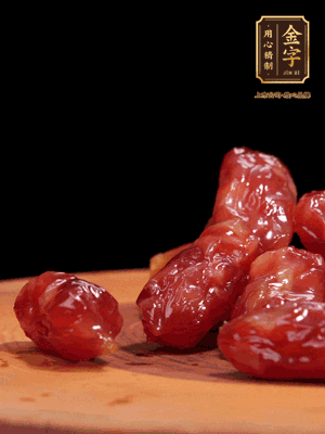 金字粒腸，一半切成片，一半保留整顆