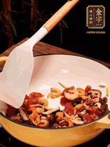 蔥白、干香菇、蝦米、香腸片略微翻炒才出香味，然后倒入料汁（生抽3勺、蠔油2勺、胡椒粉少許）、大米拌勻