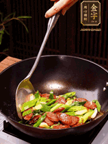 油熱下香腸炒至兩面微焦，下姜蒜、干辣椒、小米椒碎爆香