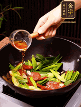 下蒜苗炒軟，沿鍋邊烹入一勺料酒，加醬油、蠔油、白糖調(diào)味炒勻