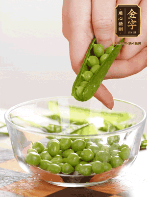 處理食材，藕切片，豌豆剝殼，菱角剝殼， 依次焯水