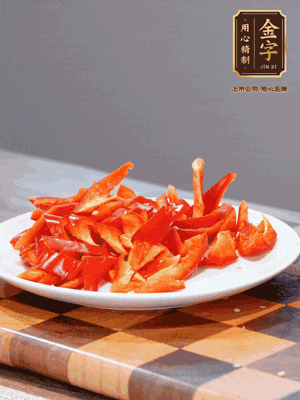 藕帶洗凈，斜切成小段備用、姜切絲、蒜切片、辣椒斜切，再切少許蒜