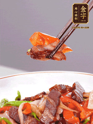 下藕帶、青紅辣椒翻炒均勻