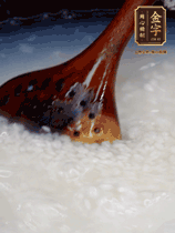 大米淘洗干凈，水開放入大米，煮3分鐘，煮到用手可以掐斷大米，撈出瀝干備用