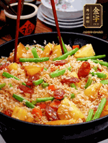 加水，沒過大部分食材。把瀝干水分的米飯均勻地鋪在上面，筷子戳幾個洞