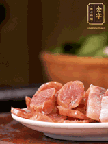 金字咸肉、金字香腸煮熟。咸肉切條、香腸切片備用。