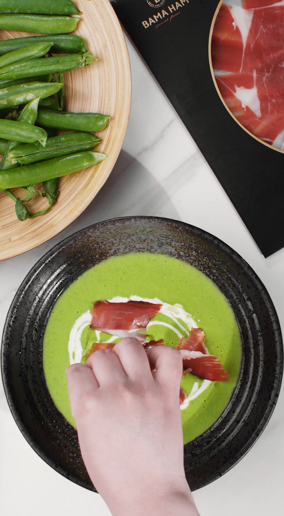 將上述擺盤的食材依個(gè)人喜好適量點(diǎn)綴即可。