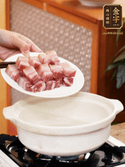 鍋內(nèi)倒油，下咸肉微微煸炒，再放排骨炒一下