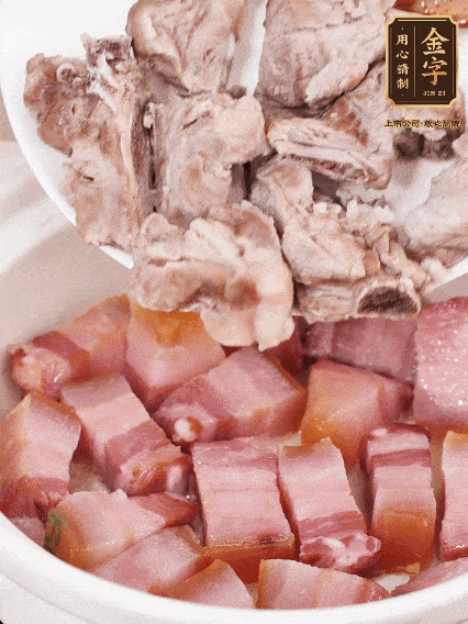 倒入開水燉煮，大火燒開后轉(zhuǎn)小火