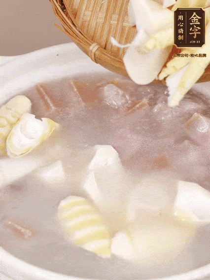 小火燉20分鐘后，放入春筍燉15分鐘